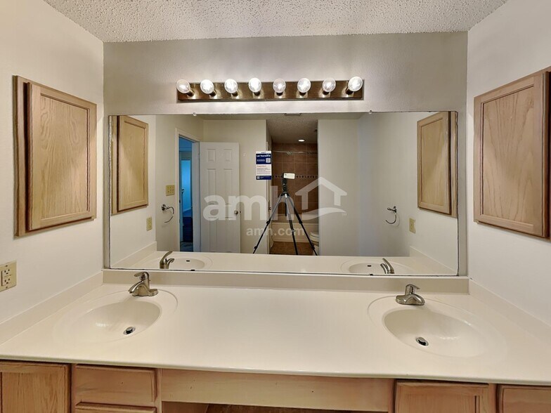 Building Photo - 2817 Lotus Park
