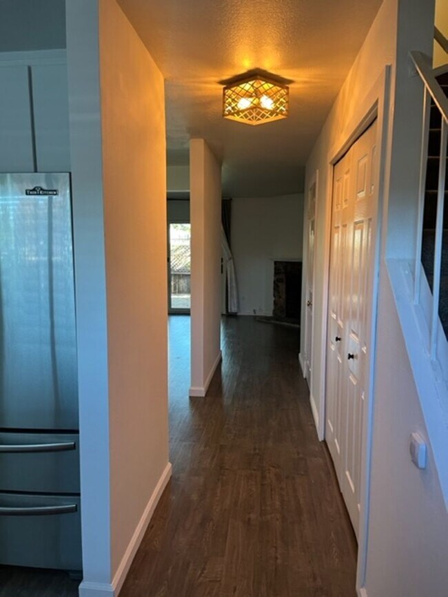 Building Photo - Redwood Park Estates Condo.  Available NOW!