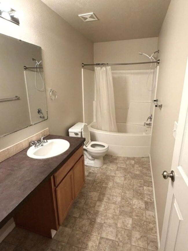 Building Photo - Beautiful 3 be 2 bath home with office in Meridian just off Locust Grove and Amity