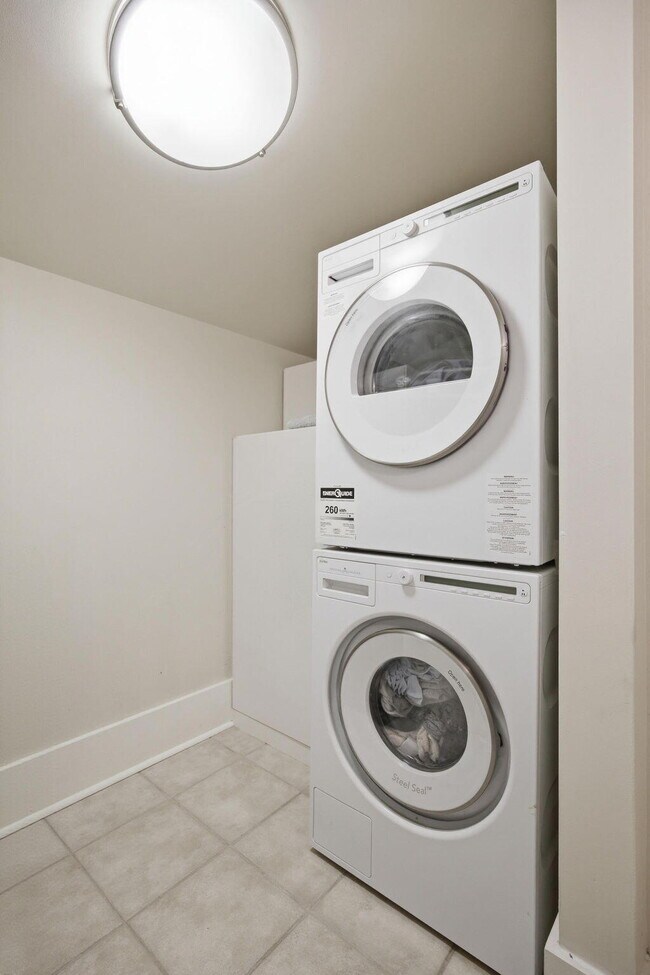 Building Photo - 261 S Limestone