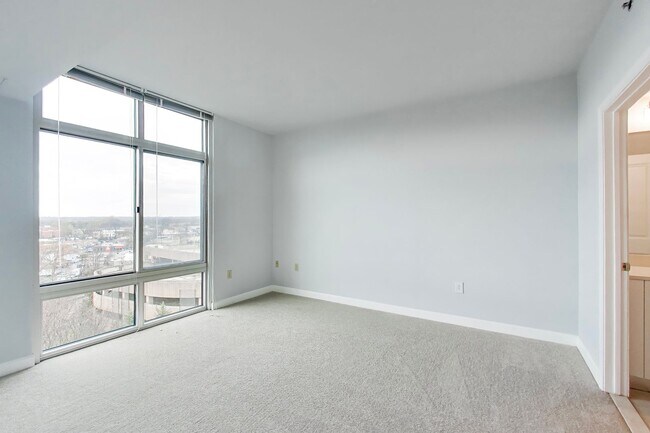 Building Photo - AMAZING LOCATION! This stunning 1 bedroom with DEN & 1.5bath