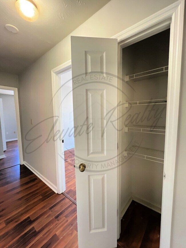 Building Photo - ON SPECIAL: Three Bedroom Ranch with Appli...