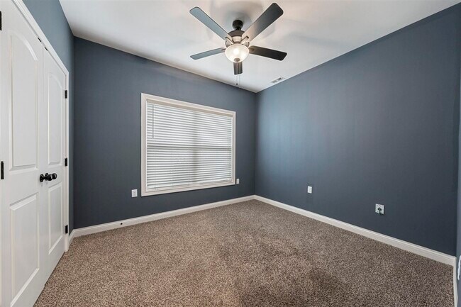 Building Photo - 821 Poplar Log Dr