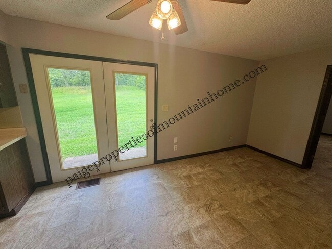 Building Photo - Country Home in Midway