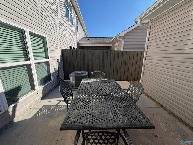 Building Photo - 3203 McClellan Wy SE