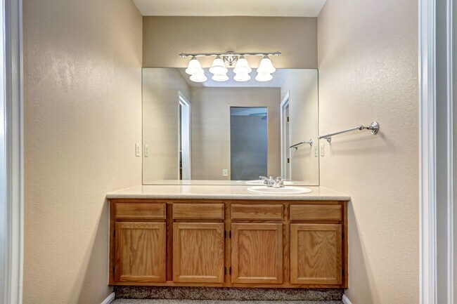 Building Photo - 2bed 2 bath townhome located in the Southp...