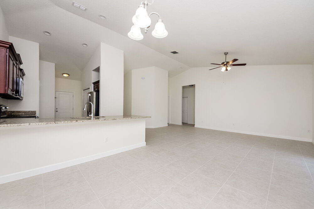 Building Photo - 700 Pincon Ln