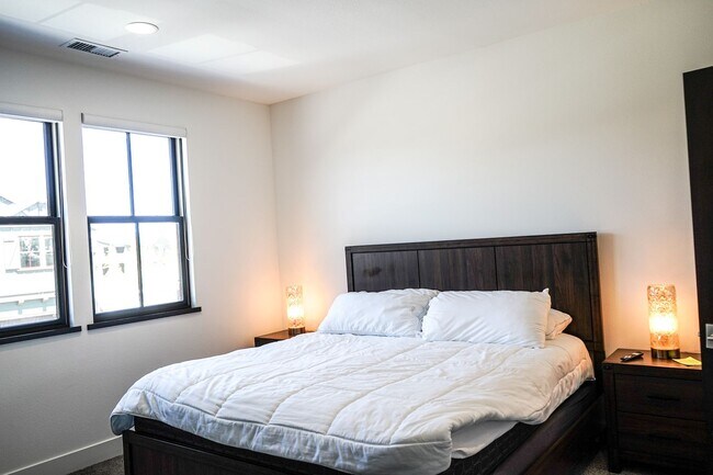 Building Photo - Live Comfortably at CreekHouse – Available...