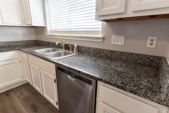 Building Photo - 76 Hickory Oak Dr