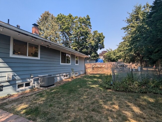 Building Photo - Fabulous 4 Bedroom 2 Bath House with Big F...