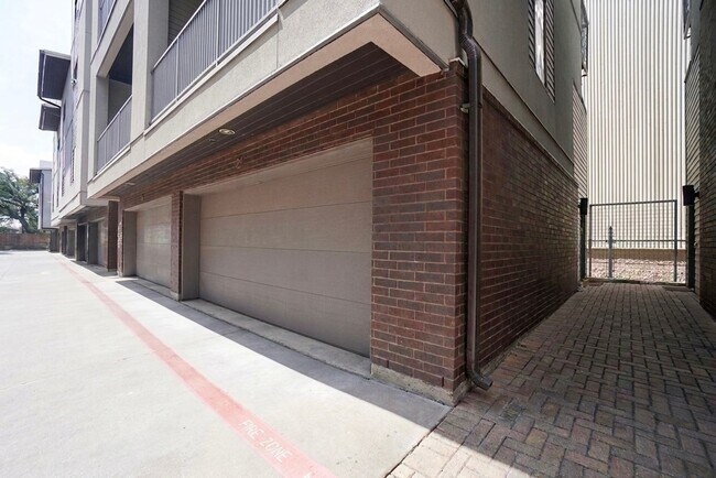 Building Photo - 1702 S Lamar Blvd