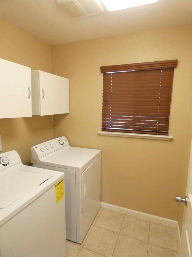 Building Photo - 4/2.5 N. Vacaville home with solar!