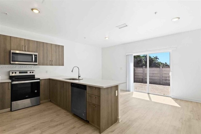 Building Photo - 170 NW 158 St #8 Miami, FL 33169