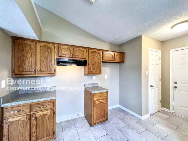 Building Photo - 5573 Kaitlyn Dr W