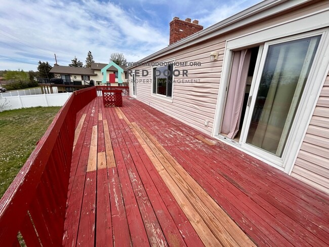 Building Photo - Spacious 5-Bedroom Home with Central Air, Fireplace & Huge Fenced Yard