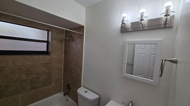 Building Photo - 6134 SW 40th Ct