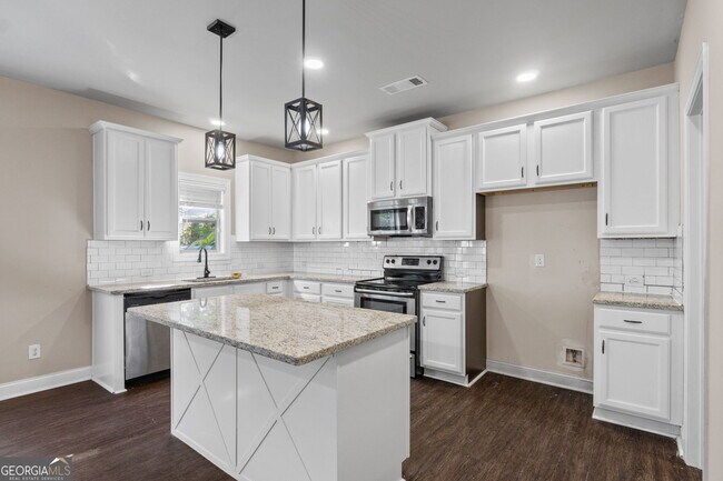 Building Photo - 475 Louise Way