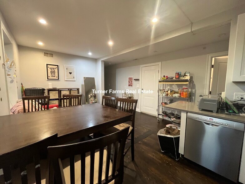 Building Photo - 998 Tremont St