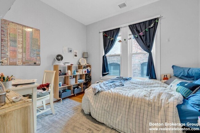 Building Photo - Get $1000 upon closing with monthly promo!  Spacious, Luxury Apartment with Huge Sunlit rooms nea...