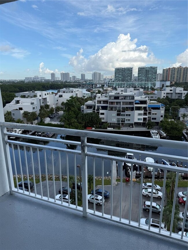 Building Photo - 400 Kings Point Dr