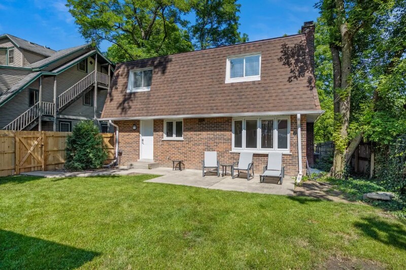 Building Photo - 2500-2502 Green Bay Rd