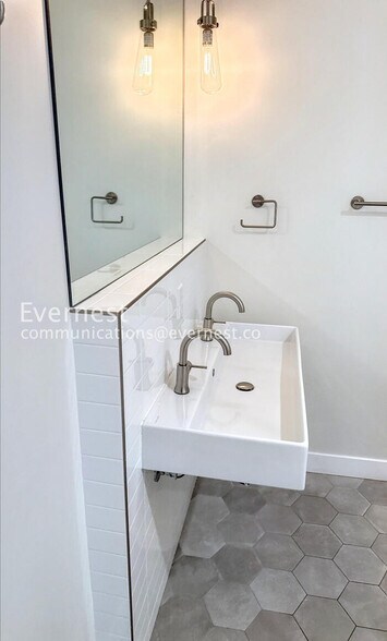 Building Photo - 21 E 6th St