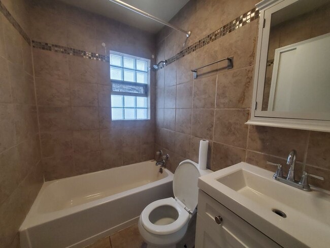 Building Photo - 2 Bedroom Single Family Ranch