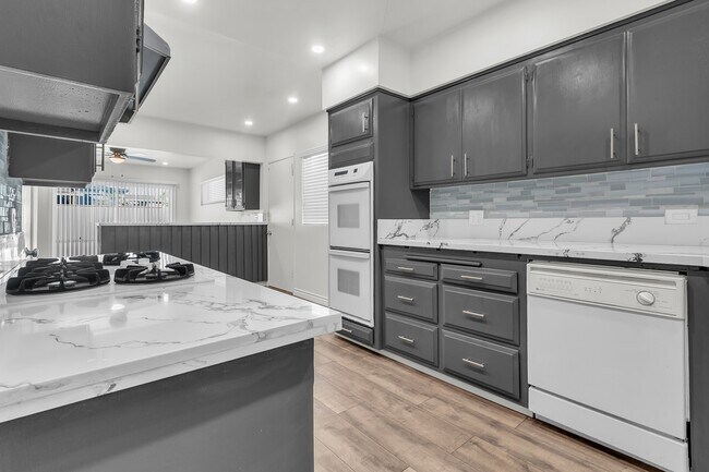 Building Photo - 1621 W 122nd St