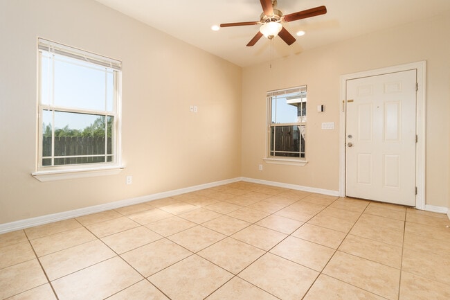 Building Photo - 2706 E Garfield Ave