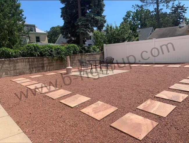 Building Photo - 405 61st St