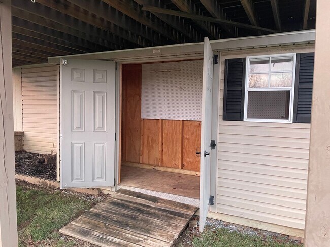 Building Photo - Beautiful 3 bedroom 2 bathroom Rancher in Great Manheim Location!