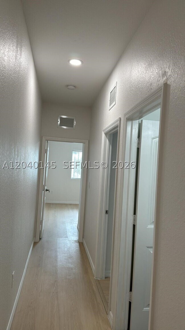 Building Photo - 3526 NW 29th Ct