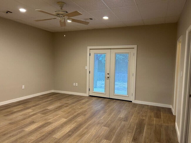 Building Photo - 4 Silver Hls Ln
