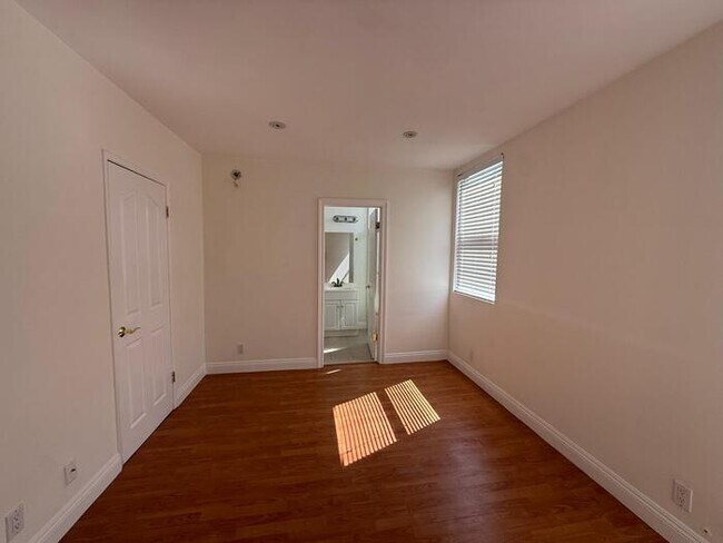 Building Photo - Sherman Oaks Townhome