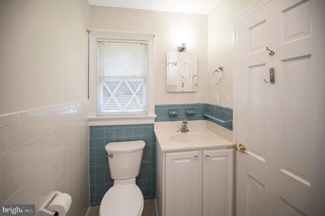 Building Photo - 1732 Beverly Dr