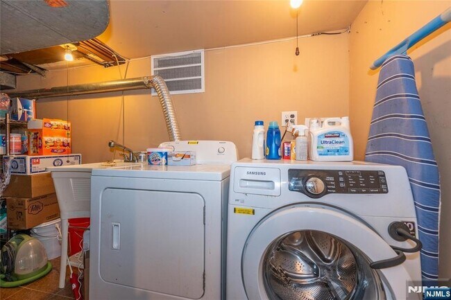 Building Photo - 16-15 Well Dr