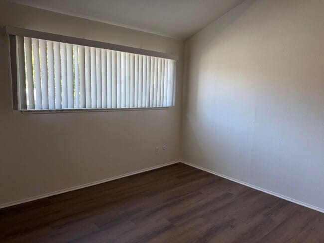 Building Photo - Updated Knollwood Condo with Community Pool