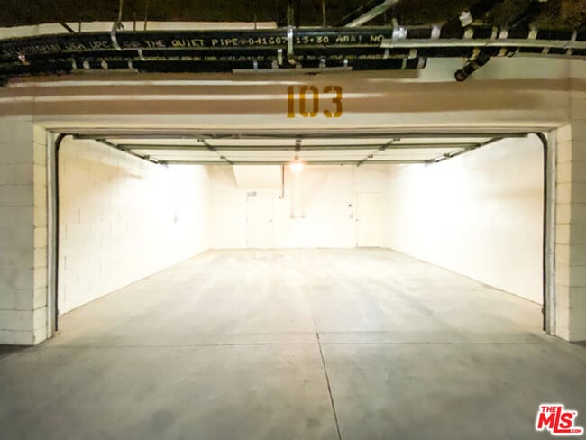 Building Photo - 904 E Windsor Rd