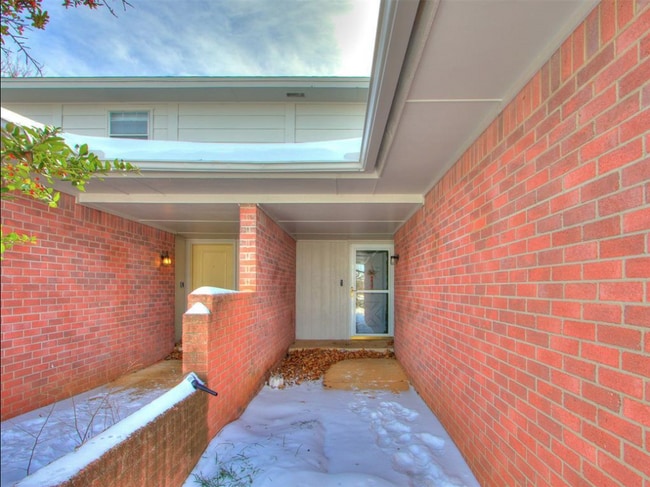 Building Photo - 6916 Woodlake Dr