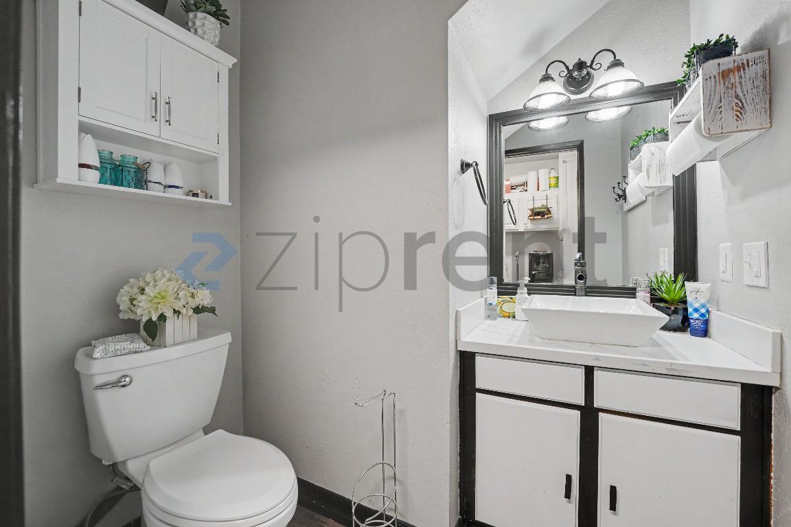 Building Photo - Unit