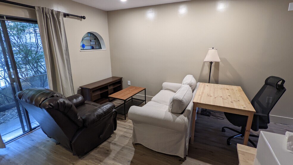 Living area - furnished - 3240 Niagara Sq