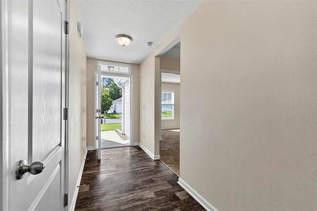 Building Photo - 137 Fairway Ct