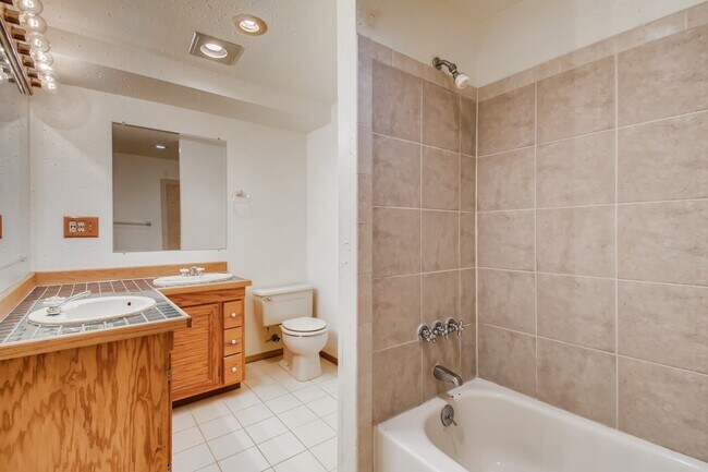 Bath with double sinks - 415 Lilac Ct