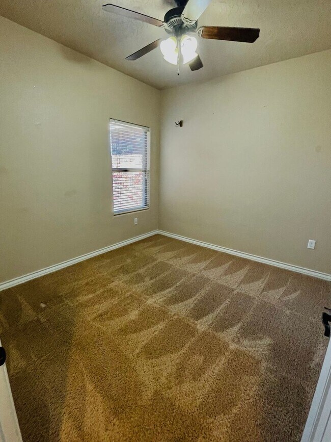 Building Photo - 4 Bedroom, 2 Bath -