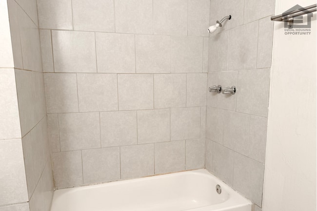 Building Photo - 2Bed/1Bath Apartment at Camelback Rd/Central Ave! Move-In Ready on 06/04/2026! – NO HOA!