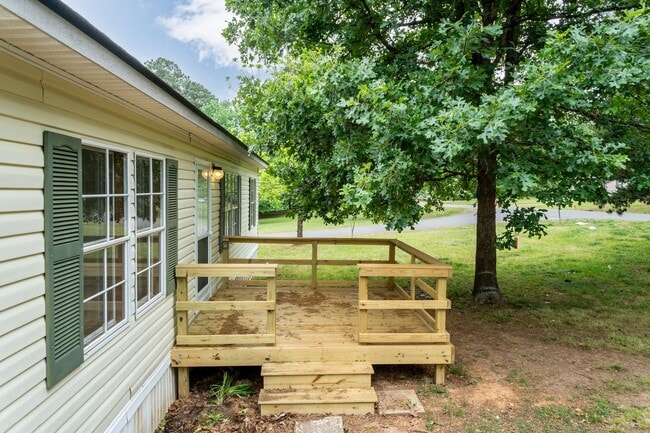 Building Photo - Well Maintained Three Bedroom Home!