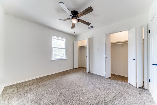 Building Photo - 218 Skyview Dr