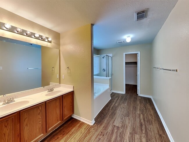 Building Photo - 226 Golden Oak Dr