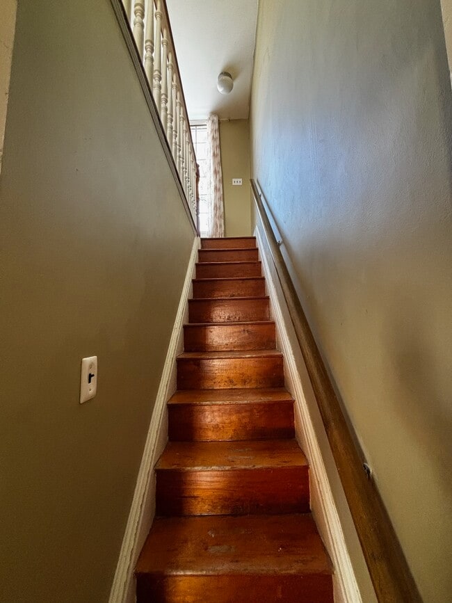 Building Photo - 807 W 10th St