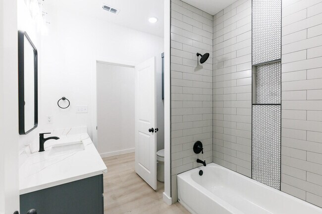 Building Photo - 1704 Elkhart Ave